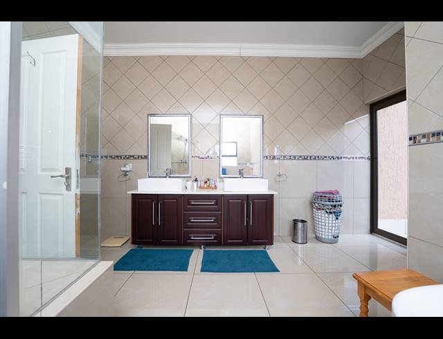 4 BEDROOM HOUSE FOR SALE IN BLUE VALLEY GOLF ESTATE